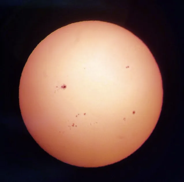 El Sol a través de un telescopio con filtro solar: manchas a la vista